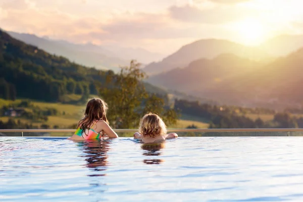 Les Enfants Jouent Dans Piscine Extérieure Débordement Spa Luxe Station — Photo