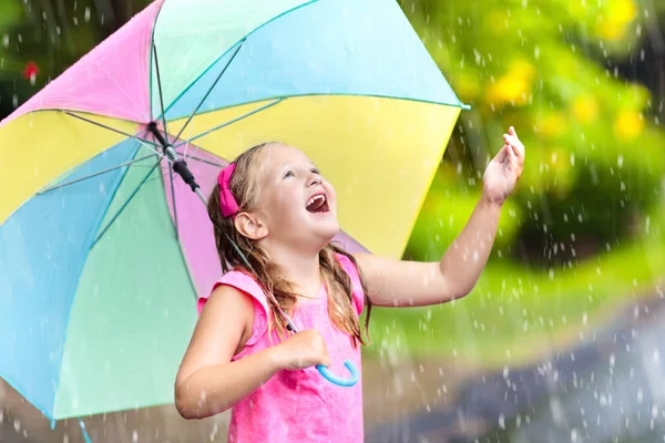 Hij Speelt Regen Kinderen Met Paraplu Spelen Buiten Hevige Regen — Stockfoto
