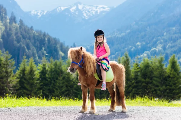 Kinderen Pony Rijden Alpen Bergen Familie Voorjaarsvakantie Paardenranch Oostenrijk Tirol — Stockfoto