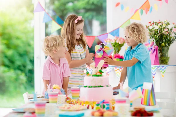 Fiesta Cumpleaños Niños Los Niños Soplan Velas Pastel Conejo Rosa —  Fotos de Stock