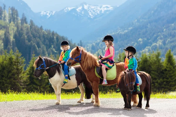 Niños Montando Pony Los Alpes Vacaciones Familiares Primavera Rancho Caballos — Foto de Stock