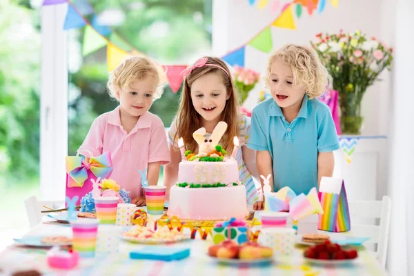 Festa Compleanno Bambini Bambini Spengono Candele Torta Coniglio Rosa Decorazione — Foto Stock