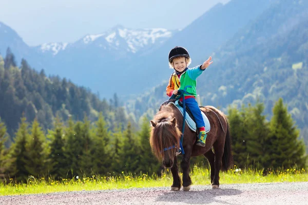 Crianças Montando Pônei Nas Montanhas Dos Alpes Família Primavera Férias — Fotografia de Stock