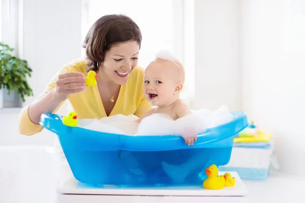 快乐宝贝洗澡玩泡沫气泡 洗小男孩的母亲 在浴缸里的小孩 微笑在浴室配有玩具鸭的孩子 妈妈沐浴婴儿 家长和孩子玩水 — 图库照片