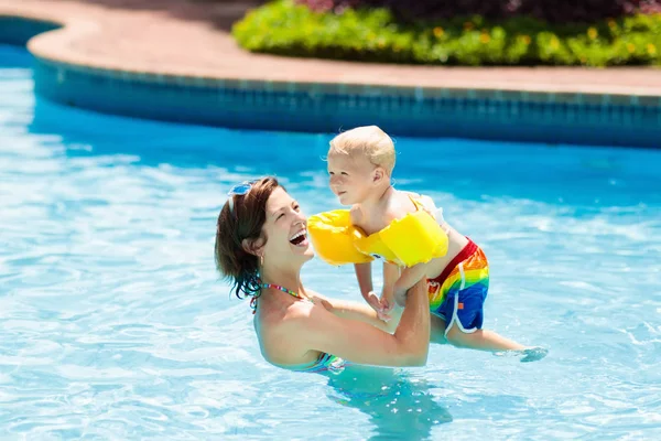 Mother Baby Outdoor Swimming Pool Tropical Resort Kid Learning Swim — Stock Photo, Image