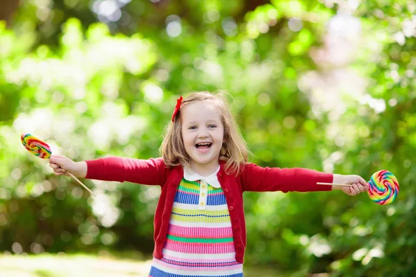 Büyük Renkli Lolipop Ile Sevimli Küçük Kız Çocuk Yemek Tatlı — Stok fotoğraf