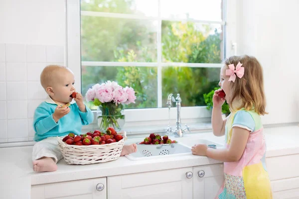 Bambina Bambino Lavando Frutta Nel Lavandino Della Cucina Bambini Mangiano — Foto Stock