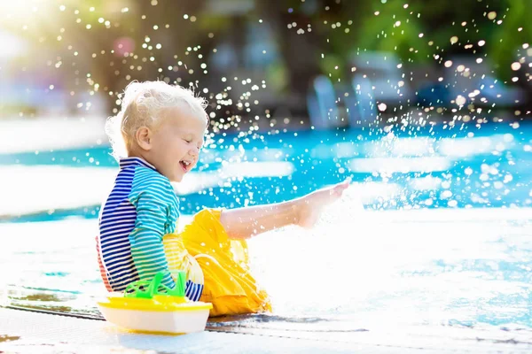 Дитина Іграшковим Човном Басейні Маленький Хлопчик Вчиться Плавати Відкритому Басейні — стокове фото
