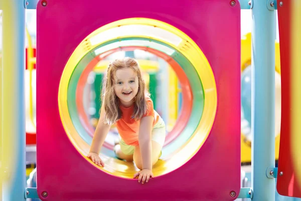놀이터에 슬라이딩입니다 어린이 화창한 공원에서 재생합니다 유치원 마당에 화려한 슬라이드에 — 스톡 사진
