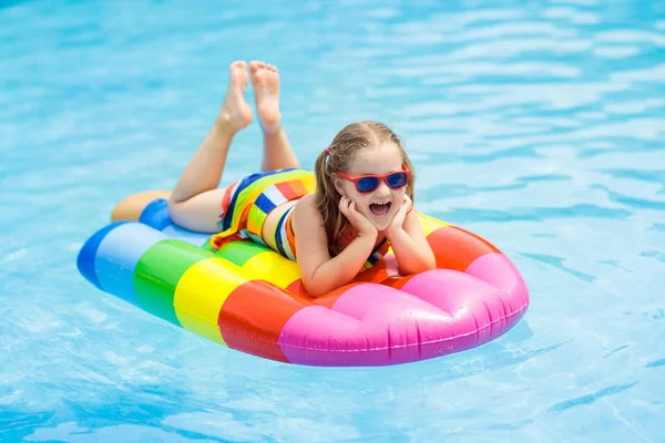 Criança Feliz Flutuador Inflável Gelado Piscina Exterior Recurso Tropical Férias — Fotografia de Stock