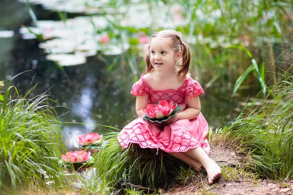 Child Sitting Lake Shore Watching Water Lily Flowers Little Girl — Stock Photo, Image
