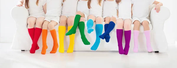 Kinderen Met Kleurrijke Regenboogsokken Kinderschoeisel Collectie Verscheidenheid Van Gebreide Knie — Stockfoto