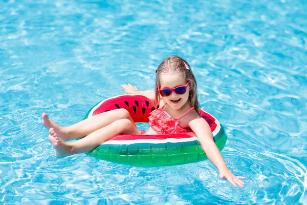 수영장에서 수박을 부풀릴 수있는 고리를 가진아이 소녀는 휴양지 수영장에서 수영을 — 스톡 사진