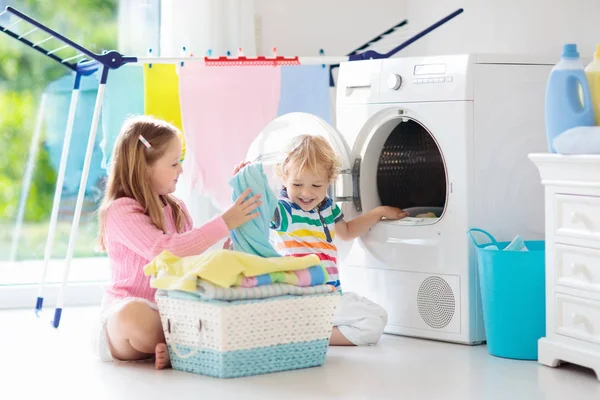 Kinder Waschküche Mit Waschmaschine Oder Wäschetrockner Kinder Helfen Bei Familienarbeiten — Stockfoto