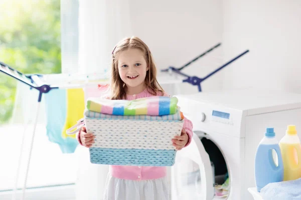 Kind Waschküche Mit Waschmaschine Oder Wäschetrockner Kind Hilft Bei Familienarbeiten — Stockfoto
