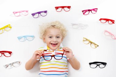 Göz görme testi, çocuk. Gözlük gözlükçü mağazasında seçerek çocuk. Görme ölçüm okul çocukları için. Göz giyim çocuklar için. Doktor performans gösteren göz onay. Bebek gözlük en iyi Manzaralı.