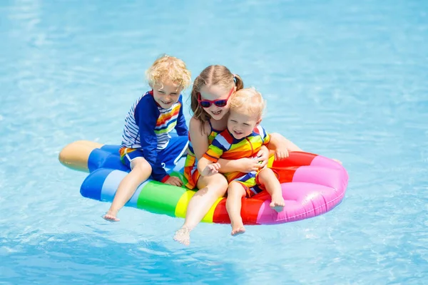 Menino Menina Flutuador Inflável Gelado Piscina Exterior Recurso Tropical Férias — Fotografia de Stock