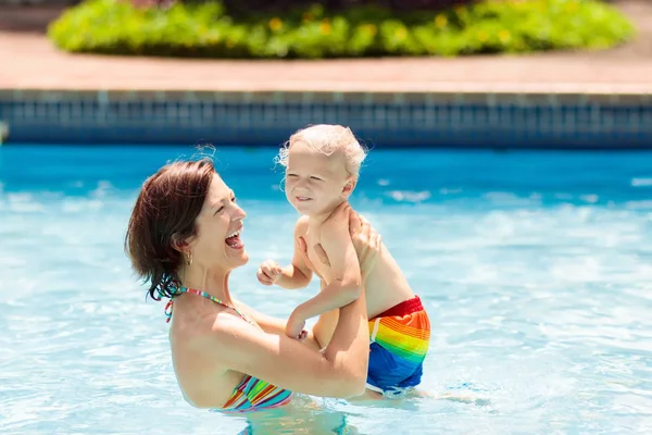 Mãe Bebê Piscina Exterior Resort Tropical Miúdo Aprender Nadar Mãe — Fotografia de Stock