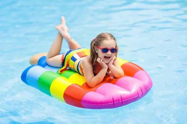 Gelukkig Kind Opblaasbare Ijs Float Buitenzwembad Van Tropische Resort Zomervakantie — Stockfoto