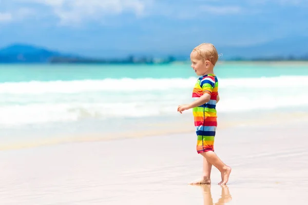 Bambino Che Gioca Sulla Spiaggia Tropicale Ragazzino Che Scava Sabbia — Foto Stock