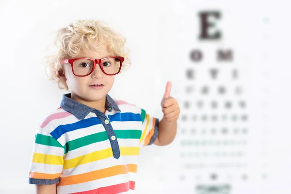 Test Van Het Gezichtsvermogen Een Klein Kind Dat Een Bril — Stockfoto