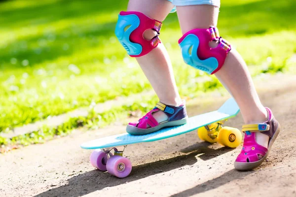 Barn Ridning Skateboard Sommaren Park Liten Flicka Lära Sig Att — Stockfoto