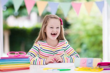 Çocuk okulda beyaz Resepsiyon için ödev. Küçük kız okul malzemeleri, abc kitap, çizim ve boyama araçları ve malzemeleri. Geri okul öğrenci için çok mutluyum. Çocuk alfabesi harfleri öğrenme.