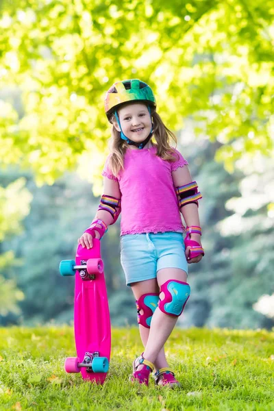 Enfant Chevauchant Skateboard Dans Parc Été Petite Fille Apprenant Faire — Photo