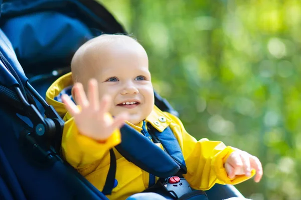 Baby Vagn Promenad Höst Park Bedårande Liten Pojke Grön Jacka — Stockfoto