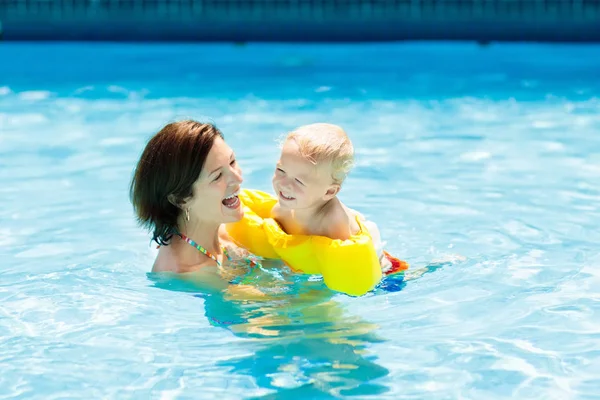 Mãe Bebê Piscina Exterior Resort Tropical Miúdo Aprender Nadar Mãe — Fotografia de Stock