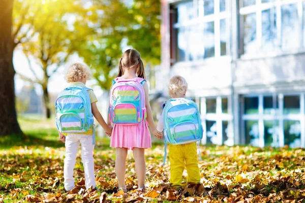 Çocuklar okula geri döner. Yaz tatilinden sonraki yıl yeni bir okula başlıyorum. İlk okul gününde sırt çantası ve kitapları olan kız ve erkek. Dersin başında. Anaokulu ve anaokulu çocukları için eğitim.