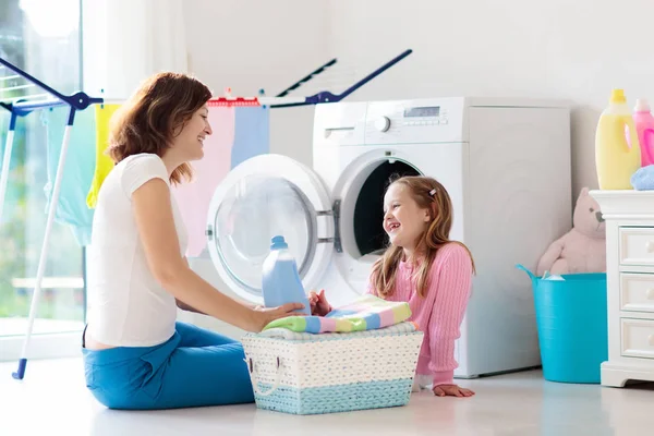 Madre Hijos Sala Lavandería Con Lavadora Secadora Tareas Familiares Dispositivos — Foto de Stock