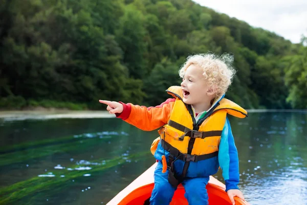 Barn Med Paddel Kajak Sommarläger För Barn Kajakpaddling Och Paddling — Stockfoto