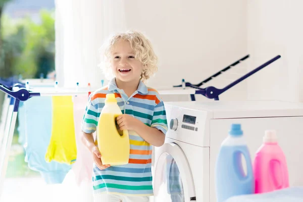 Παιδί Στο Πλυντήριο Δωμάτιο Πλυντήριο Στεγνωτήριο Παιδί Βοήθεια Μικροδουλειές Της — Φωτογραφία Αρχείου