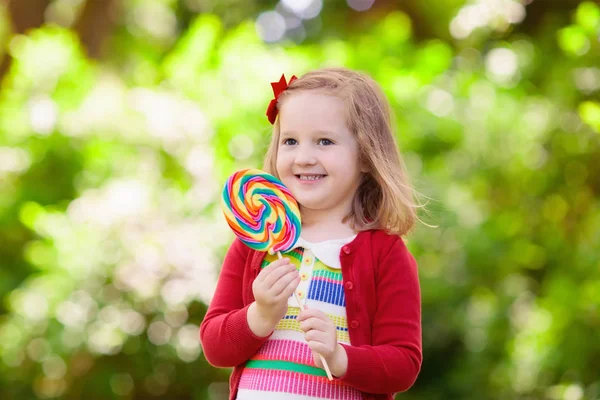 Söt Liten Flicka Med Stora Färgglada Lollipop Barn Äter Söt — Stockfoto