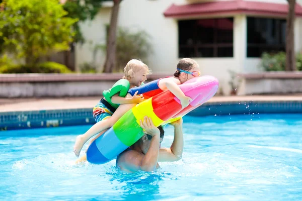 Pai Brincando Com Crianças Flutuador Sorvete Inflável Piscina Exterior Resort — Fotografia de Stock