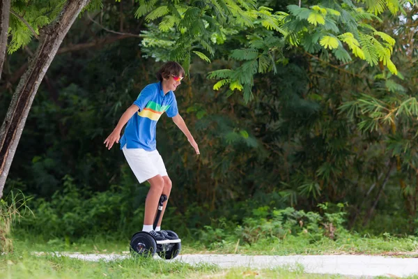 Criança Bordo Crianças Montando Scooter Parque Verão Conselho Equilíbrio Para — Fotografia de Stock