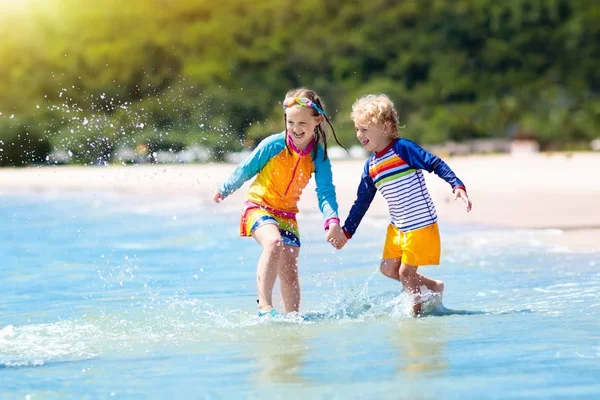 Niño Jugando Playa Tropical Niña Cavando Arena Orilla Del Mar — Foto de Stock