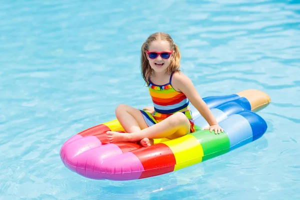 Szczęśliwe Dziecko Float Nadmuchiwane Lody Odkrytym Basenie Hotelu Tropical Resort — Zdjęcie stockowe