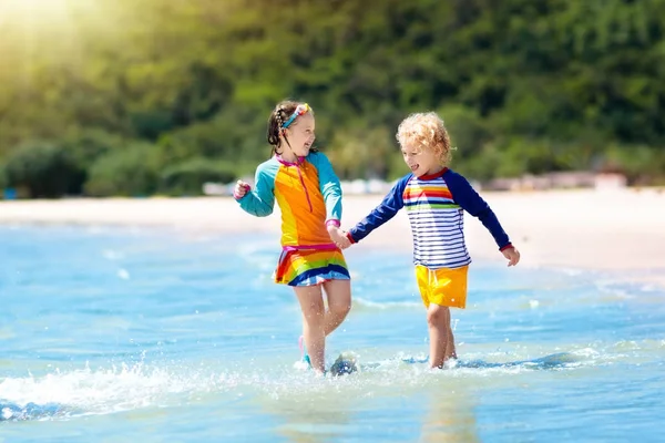 在热带海滩玩耍的孩子 小女孩在海边挖沙子 家庭暑假 孩子们玩水和沙子玩具 海洋和岛屿的乐趣 与年幼的孩子一起旅行 亚洲假日 — 图库照片