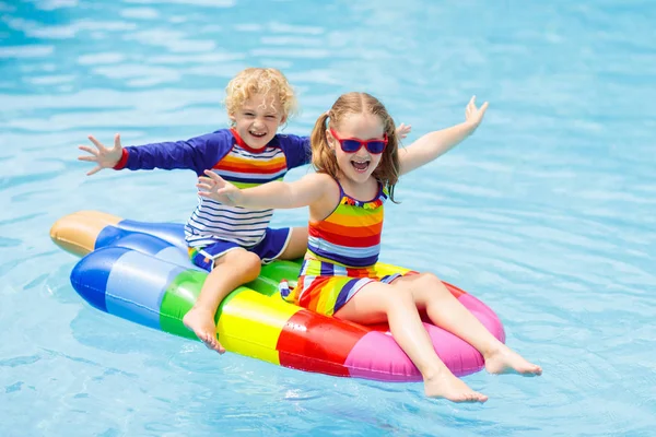 Pojke Och Flicka Uppblåsbara Glass Flyta Utomhuspoolen Tropical Resort Semester — Stockfoto