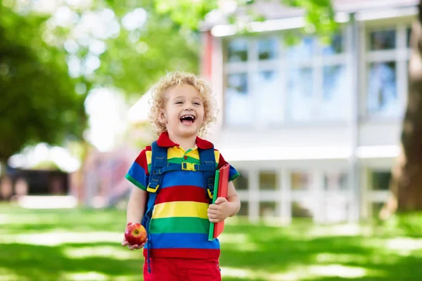 Kind Auf Dem Schulweg Beginn Des Neuen Schuljahres Nach Den — Stockfoto