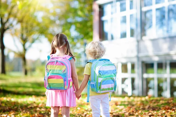 Bambini Tornano Scuola Inizio Del Nuovo Anno Scolastico Dopo Vacanze — Foto Stock