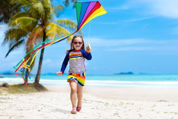 Niño Corriendo Con Cometa Colores Playa Tropical Kid Volando Cometa — Foto de Stock