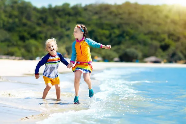 熱帯のビーチで遊ぶ子 小さな女の子掘り砂が海で海岸します 家族の夏休み 子供はおもちゃの砂し 水で遊ぶ 海と島の楽しい 小さなお子様連れ旅行します アジアの休日 — ストック写真