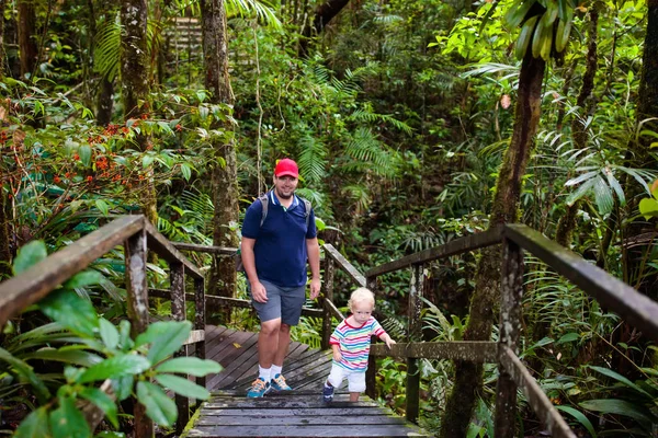 Escursioni Famiglia Nella Giungla Padre Figli Durante Escursione Nella Foresta — Foto Stock