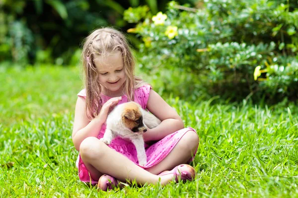 Дети Играют Милым Щенком Дети Собаки Играющие Солнечном Летнем Саду — стоковое фото
