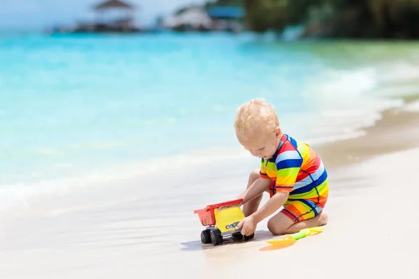 Kind Spelen Tropisch Strand Kleine Jongen Graven Zand Zee Kust — Stockfoto