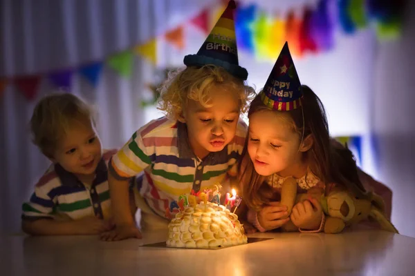 Kindergeburtstag Kinder Pusten Dunklen Raum Kerzen Auf Kuchen Aus Regenbogendekoration — Stockfoto