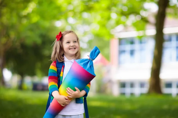 Glückliches Kind Mit Traditioneller Deutscher Zuckertüte Ersten Schultag Kleiner Schüler — Stockfoto